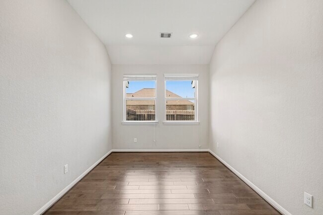 Building Photo - 217 Brookwood Park Ln