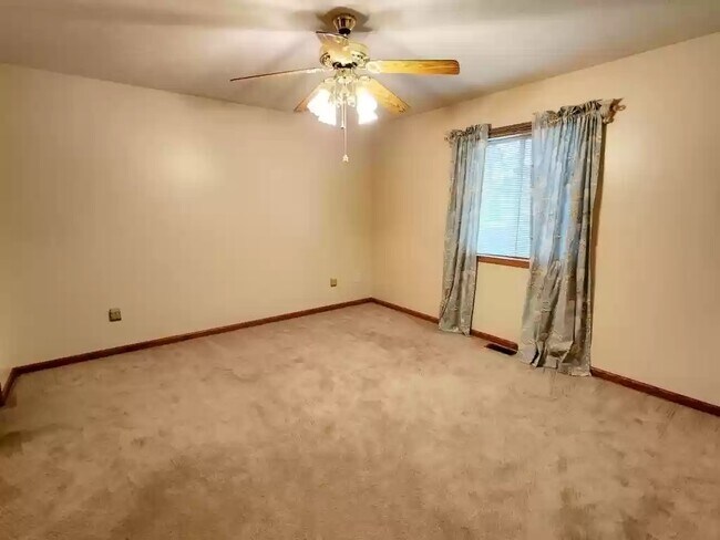 Building Photo - 1301 Sierra Dr
