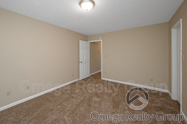 Building Photo - 6749 Lakes Edge Ln