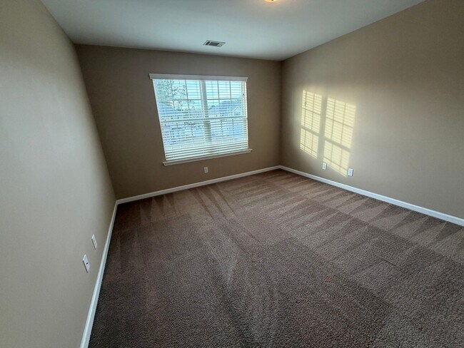 Building Photo - FOR RENT