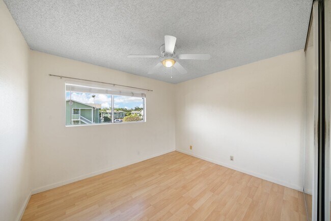 Building Photo - 2305