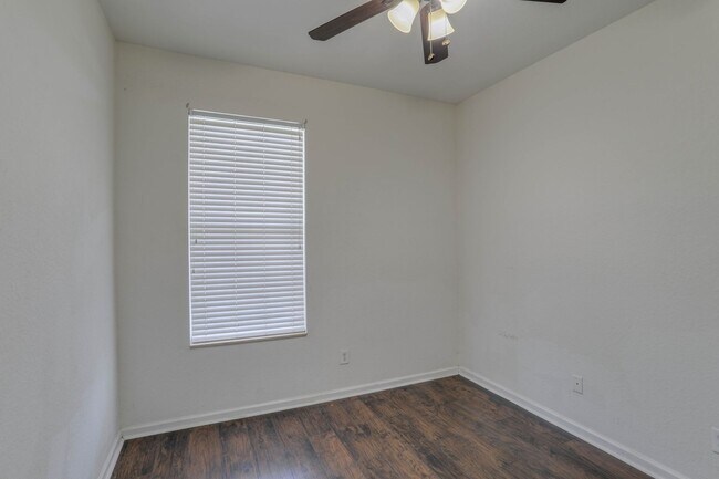 Building Photo - 4977 Pall Mall St W