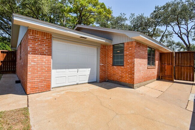 Building Photo - 1119 Edgewood Dr