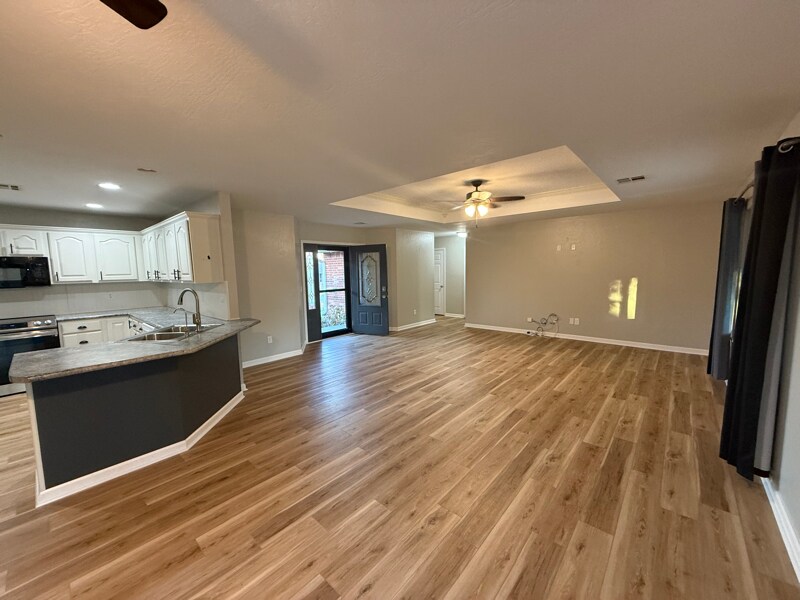 Building Photo - 404 E 9th St