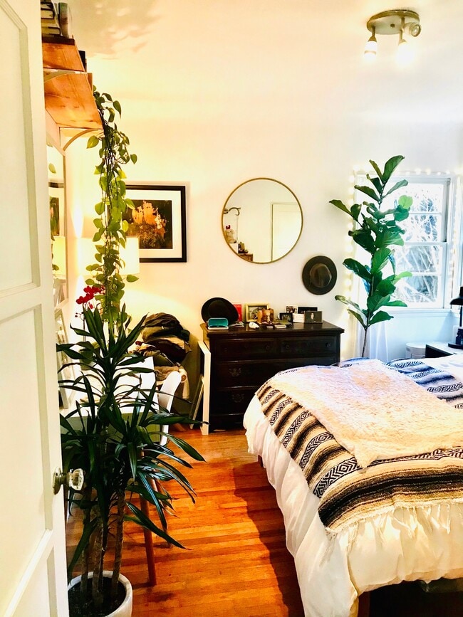 bedroom - 1402 Maple St