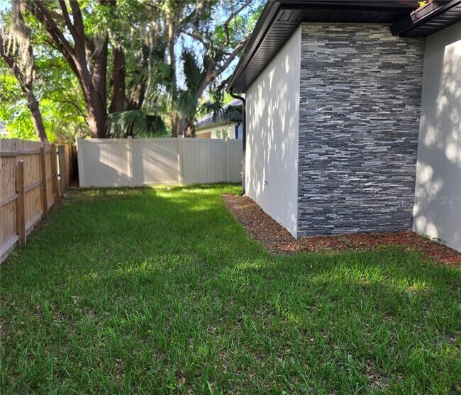 Building Photo - 106 Lake Dr