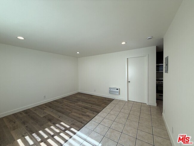 Building Photo - 2400 Vanderbilt Ln