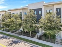 Building Photo - 212 E Pineloch Ave