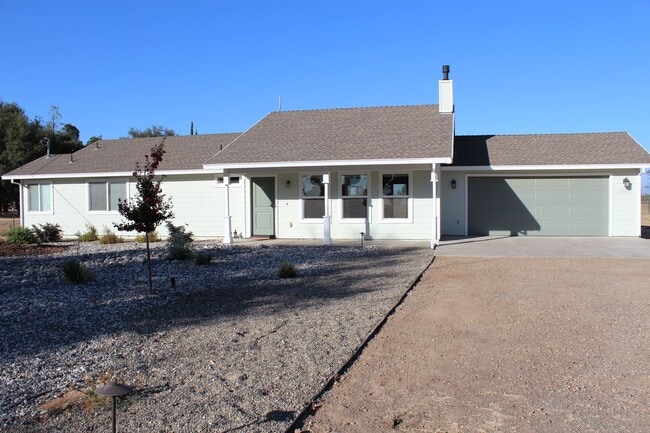 Building Photo - Available Now! Must See 2 Bedroom Home Loc...