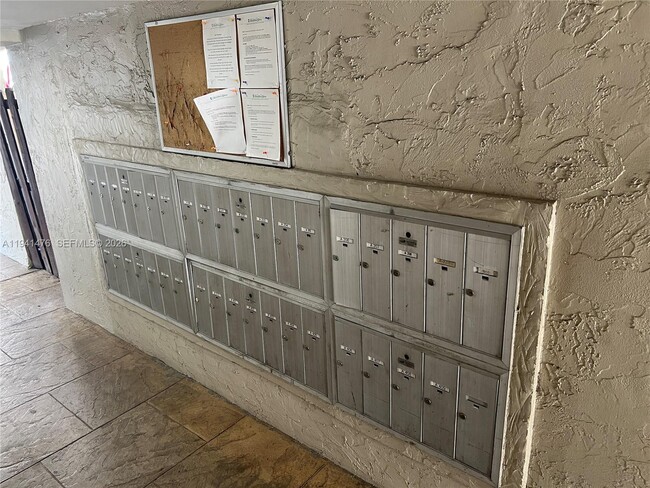 Building Photo - 6900 N Kendall Dr