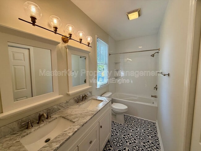 Building Photo - 800 Savannah Ridge Rd