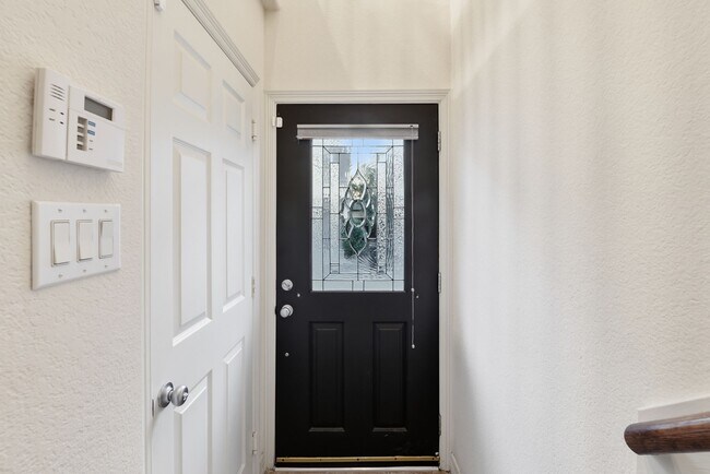 Building Photo - 3209 Clearview Cir