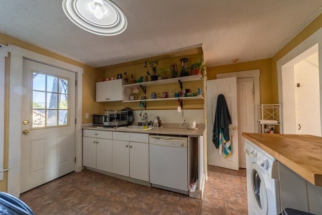 Building Photo - 66 Lyford St