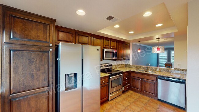 Building Photo - Beautiful 2 Bed/2.5 Bath Townhome