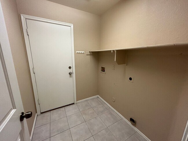 Building Photo - 2471 W Hemlock Way
