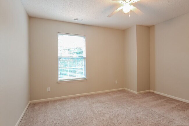 Building Photo - 15007 Redcliff Dr