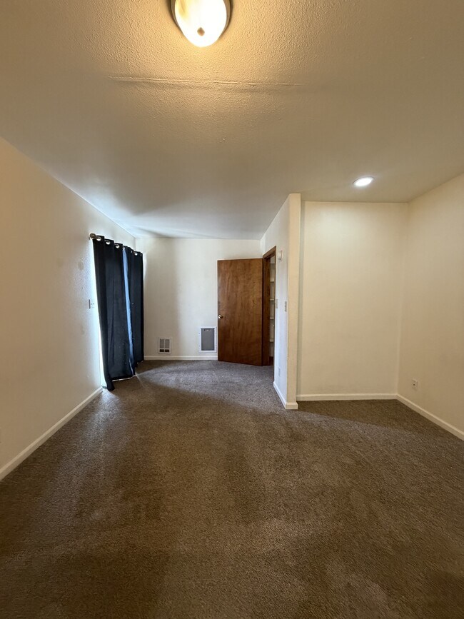 Building Photo - 2025 Grand Ave