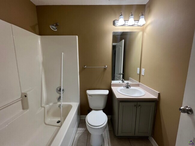 Building Photo - 206 Meyers Lake Dr