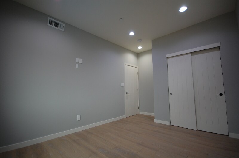 Building Photo - 648 N Serrano Ave
