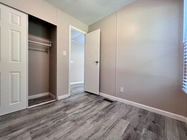 Building Photo - 3 BR 2 BA Near Surf City