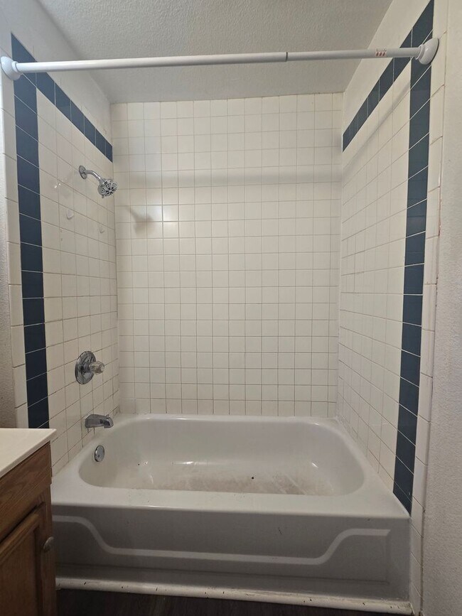 Building Photo - 3 Bed 2 Bath at Shawnee