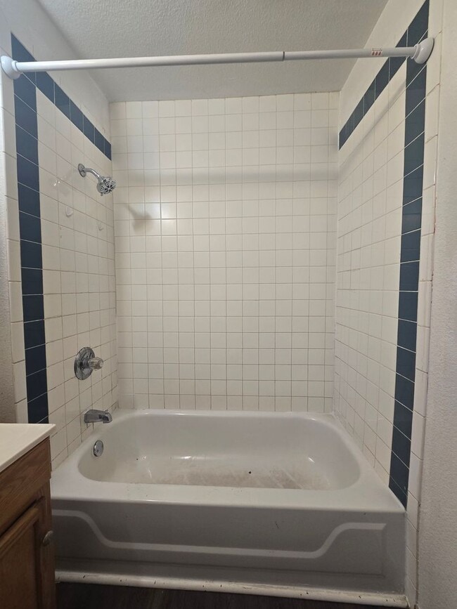 Building Photo - 4 Bed 2 Bath at Shawnee