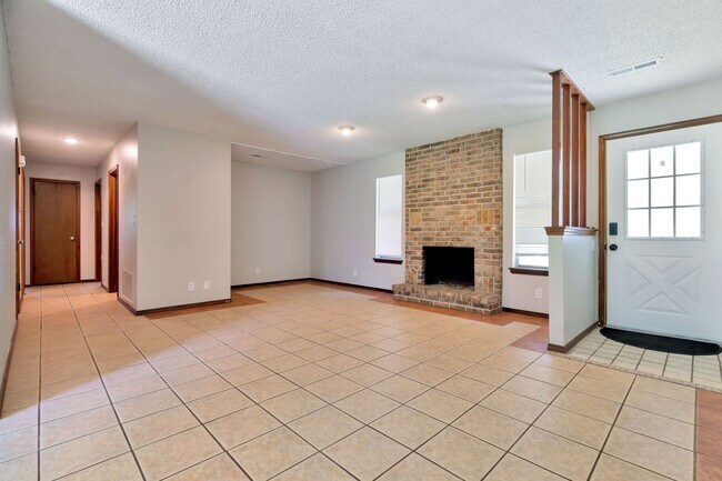 Building Photo - 4502 Garden Center Dr