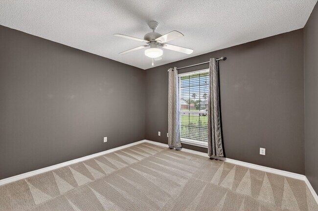 Building Photo - 4/2 with screened patio coming soon in Ashford Park!