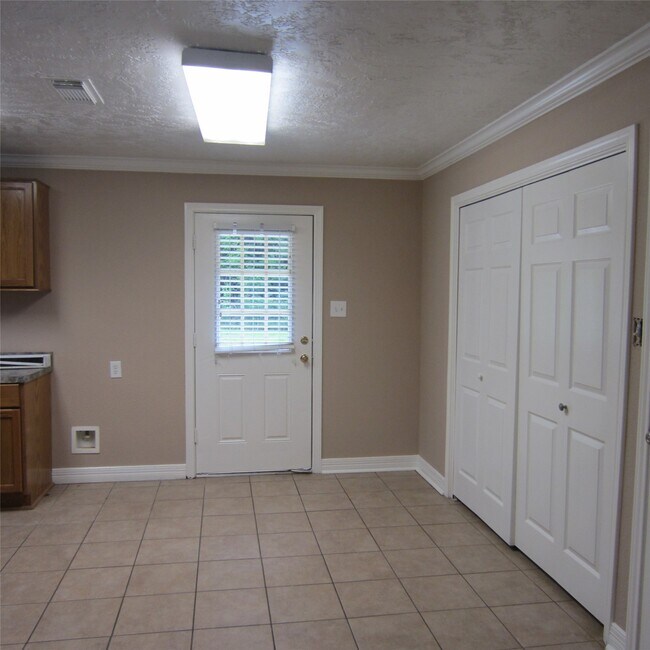 Building Photo - 18675 Ferne Dr