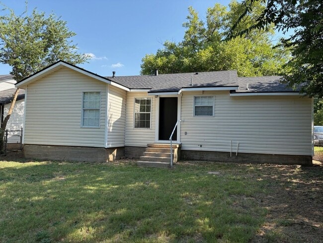 Building Photo - 1059 E Elm St