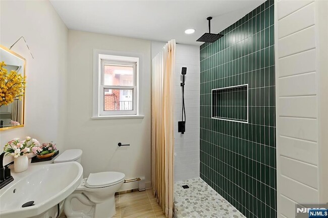 Building Photo - 86 Farnham Ave