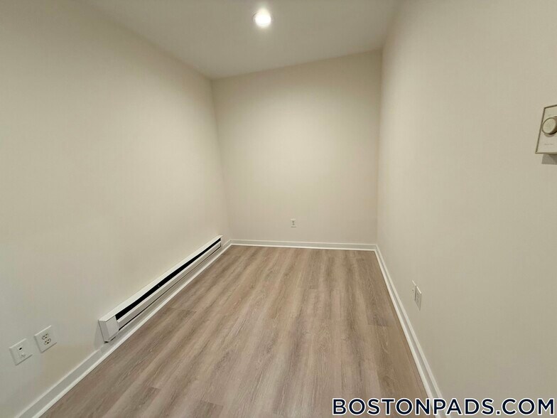 Building Photo - 452 Park Dr