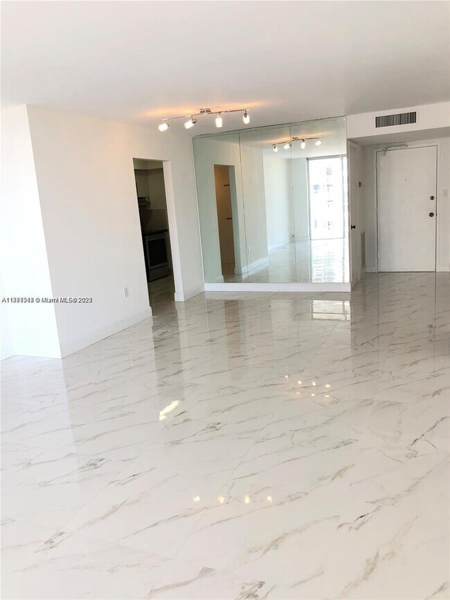 Building Photo - 18021 Biscayne Blvd