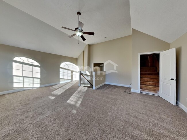 Building Photo - 824 Daybreak Dr