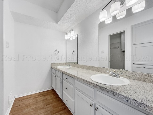 Building Photo - 536 Guerin Dr