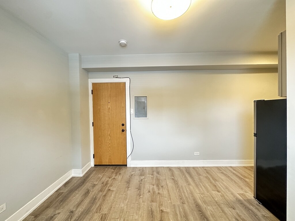 Building Photo - 503 W Belmont Ave