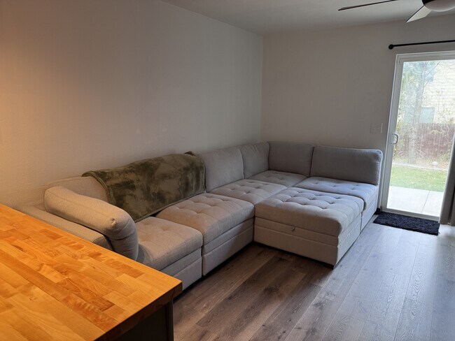 Building Photo - 705 Green Tree Dr