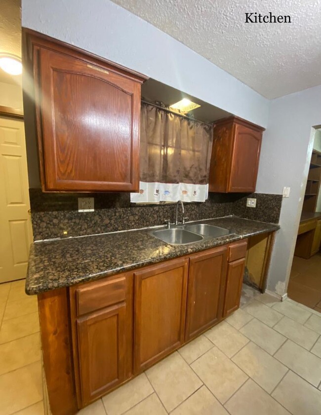 KITCHEN - 3515 W Marshall Ave