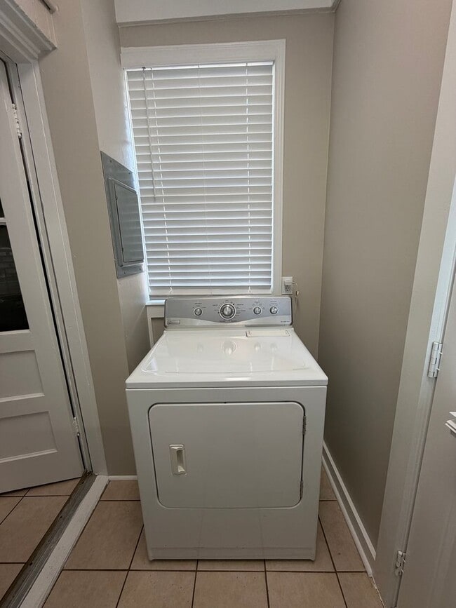 Building Photo - Cozy 2/1 Brick House in Celanese- $1,395