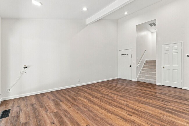 Building Photo - Northpoint Townhome