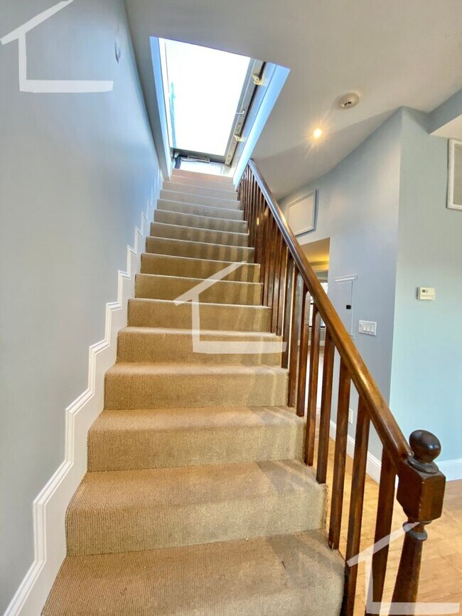 Building Photo - Private Roof Deck, Central Heat/AC, In-Unit Washer and Dryer, Pets Friendly Unit, Luxury Finishes