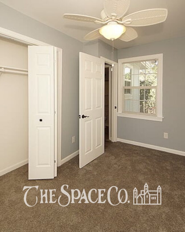 Building Photo - Charming 2-Bedroom Retreat in Vibrant Charleston  Perfect for Cozy Living!