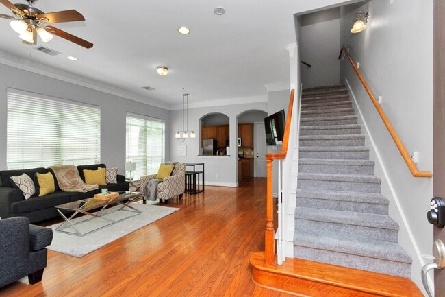 Building Photo - 9038 Lakes Dr
