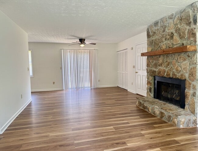 Building Photo - Corner Lot - Ranch home in Powder Springs!