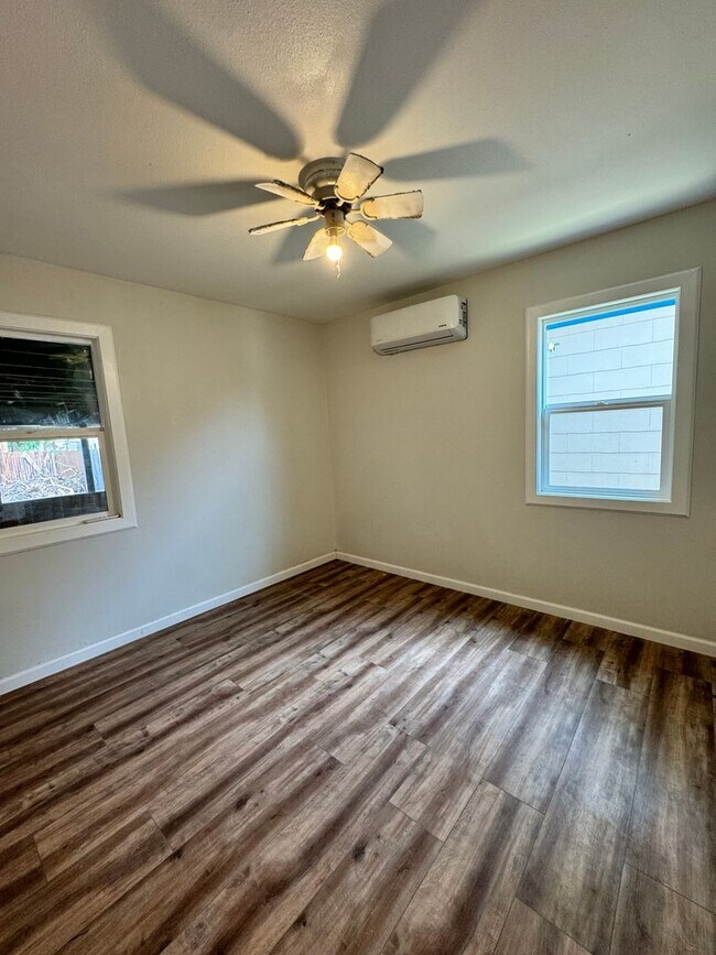 Building Photo - MOVE IN SPECIAL 4 Bedroom 2 bath