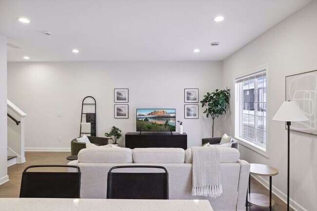 Building Photo - 3 Bedroom Town Home