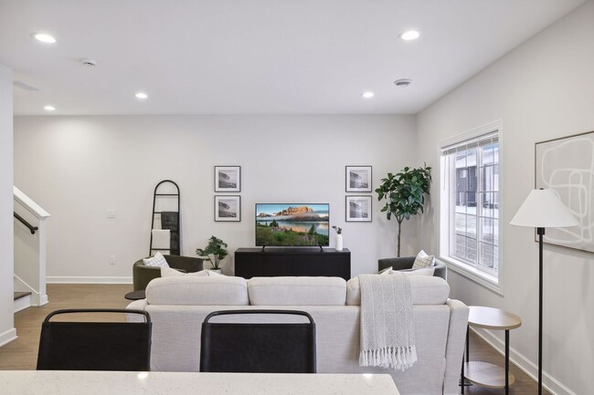 Building Photo - Fully Furnished 3 Bedroom Town Home