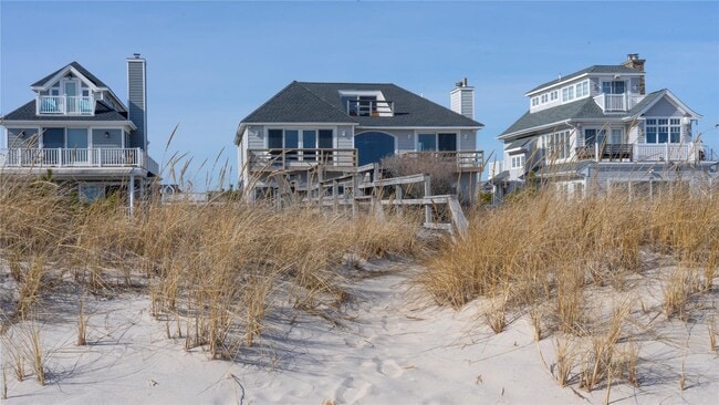 Building Photo - 825 Dune Rd