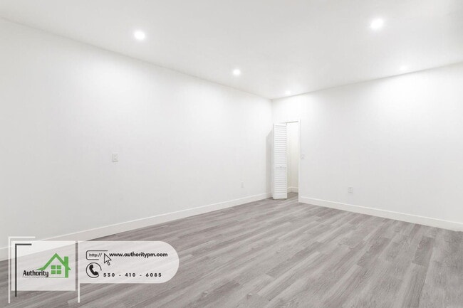 Building Photo - 1140 Redbud Dr