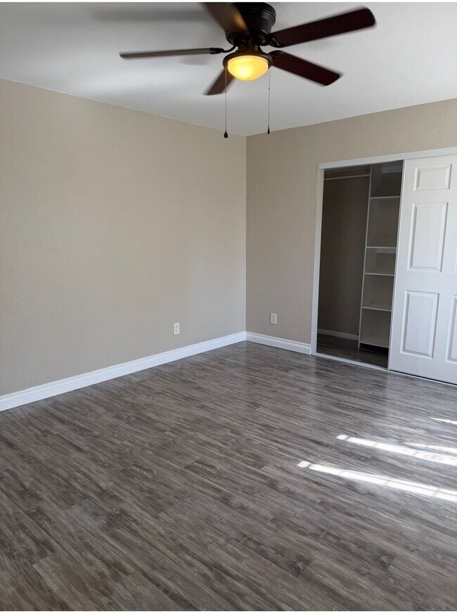 Building Photo - 5 Bed 3 Bath House Available Now!